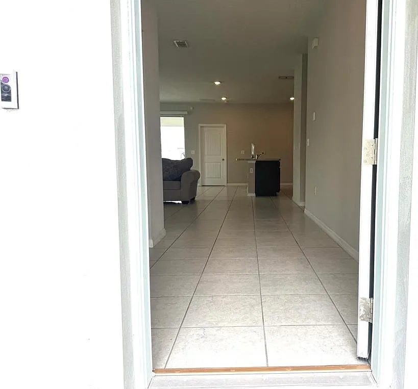 3 bed, 2.0 bath, 1895 sqft, $2,300 — Photo 3