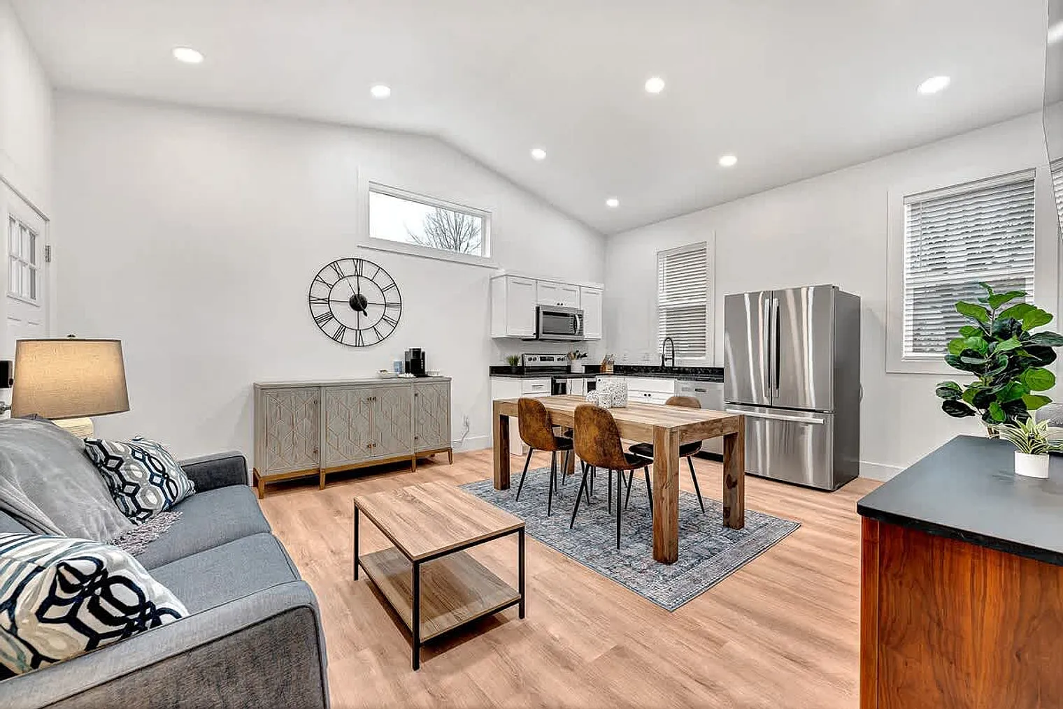 1 bed, 1.0 bath, 699 sqft, $2,535 — Photo 2