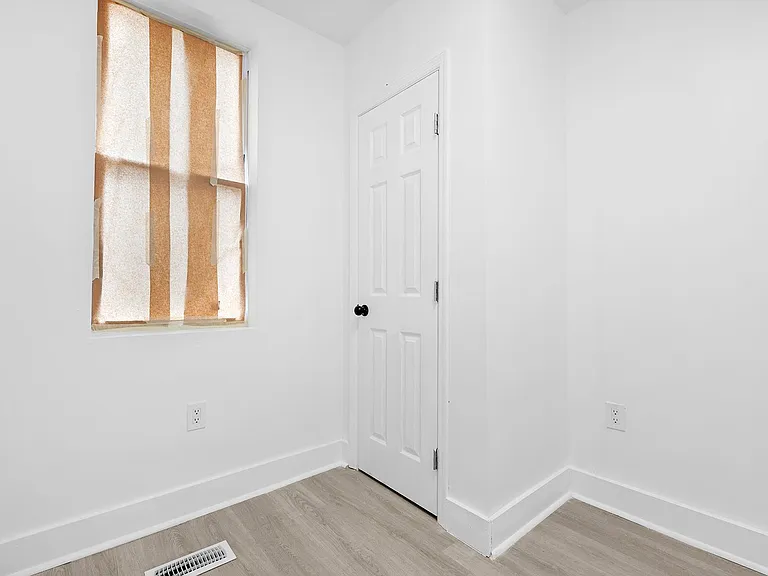 2213 E Madison St — Photo 11