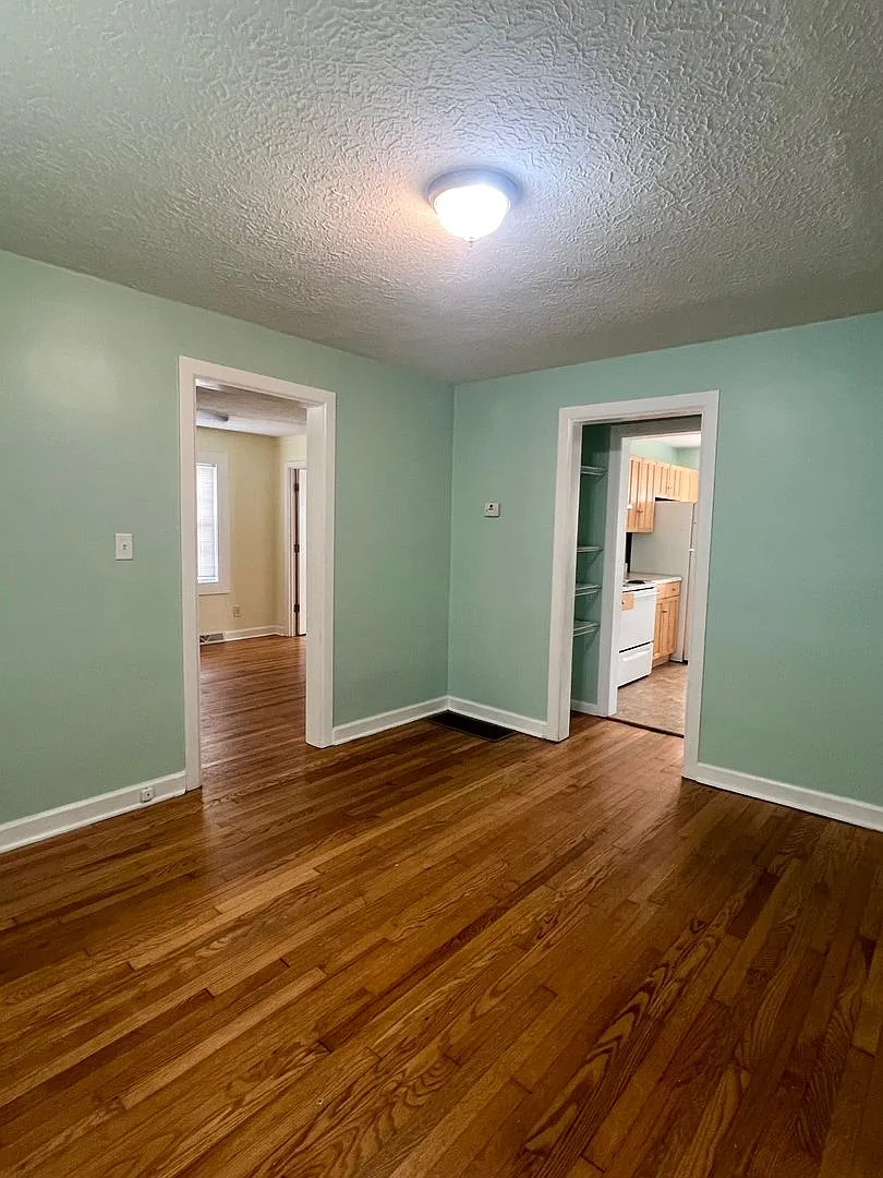 2 bedroom 1 bath Bungalow in North West Asheville — Photo 4