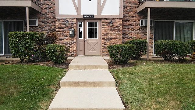 1st image of 16W470 Lake Dr APT 102