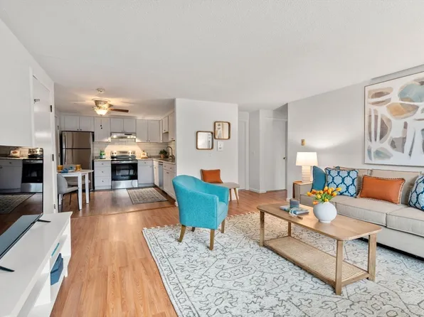 89 Pleasant St APT B10, Medfield, MA 02052