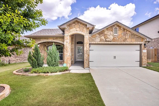 5215 Dauphin Dr