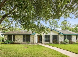 32 Finetta Ln, Alvin, TX 77511