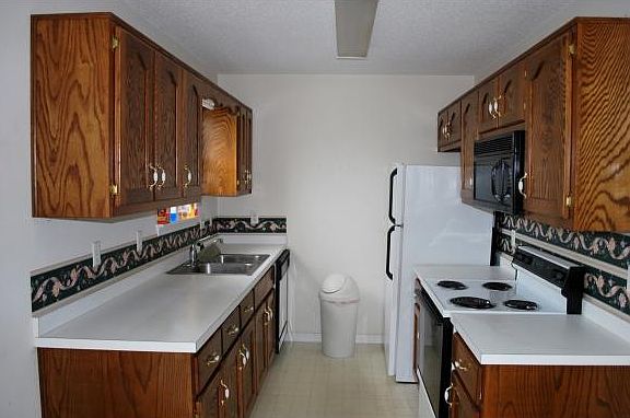 3rd image of 303 Hallbrook Dr