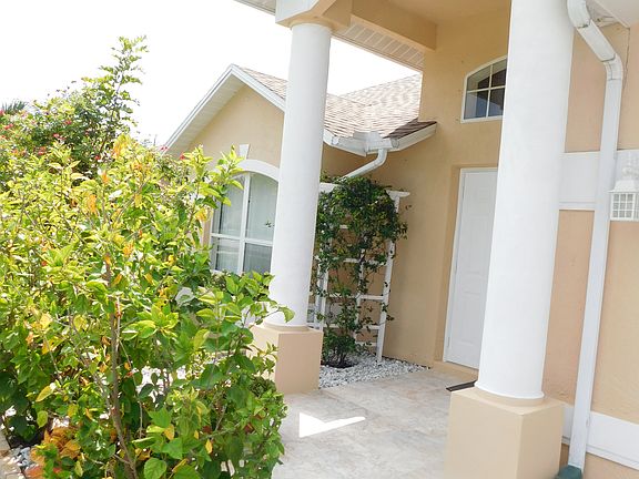 Tiled front entry way 