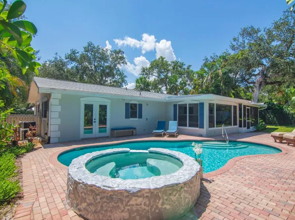611 Gardenia Ln, Vero Beach, FL 32963