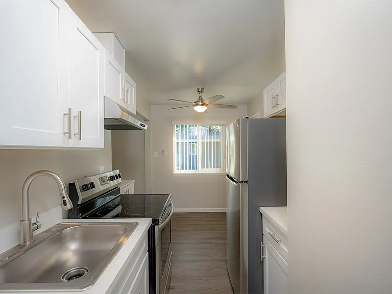 Palms #C-38 kitchen2