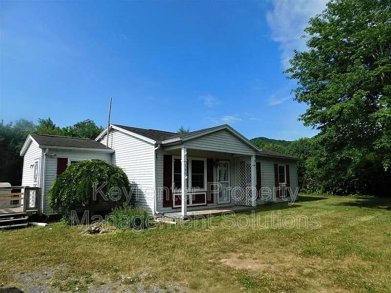 3 bed, 1.0 bath, 1077 sqft, $1,395 — Photo 2