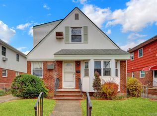 81-25 258th Street, Floral Park, NY 11004