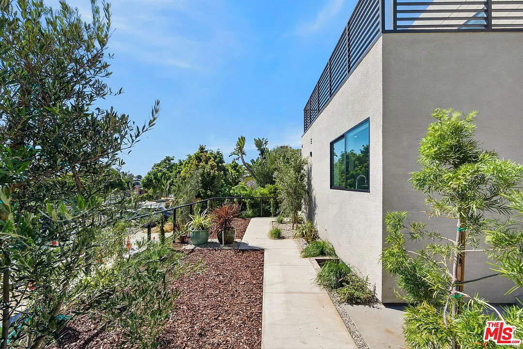 1 bed, 1.0 bath, 1000 sqft, $6,000 — Photo 3
