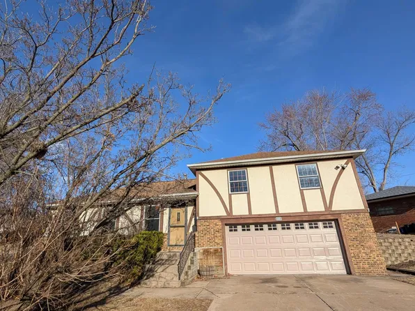 2115 Sunset Dr, Pekin, IL 61554
