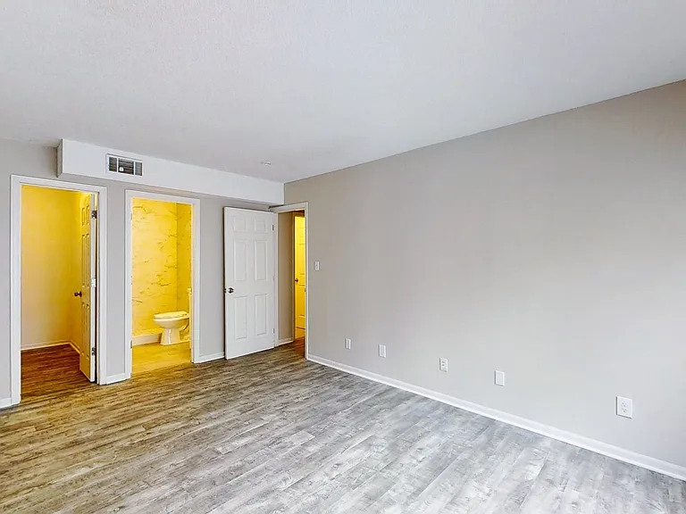 Newly Renovated 3 Bedrooms! — Photo 21