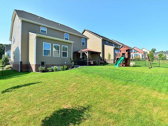 3rd image of 210 Shadow Rock Ln