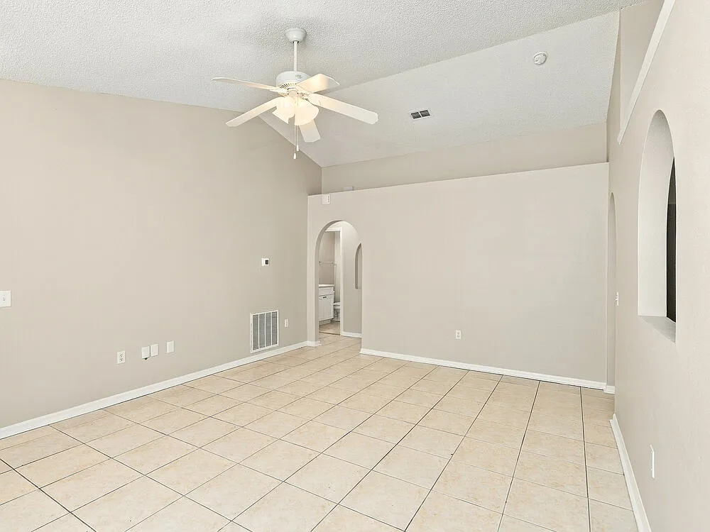 3 bed, 2.0 bath, 1324 sqft, $1,770 — Photo 3