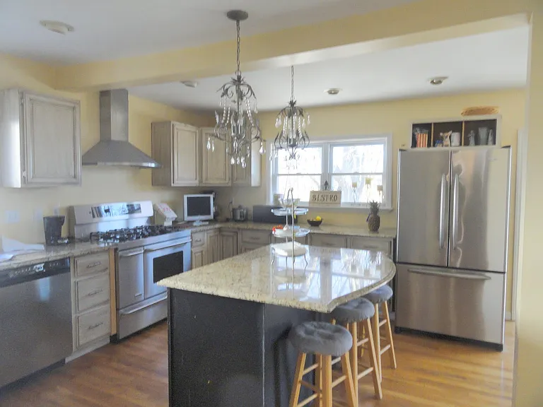 124 Murray Ave — Photo 2