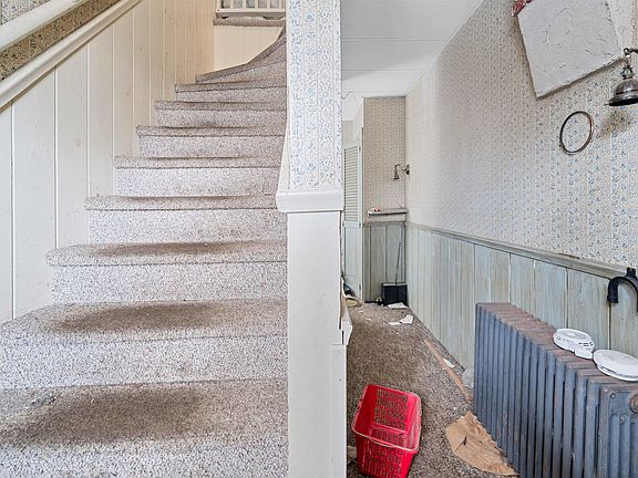 4th image of 28 Pleasant Street