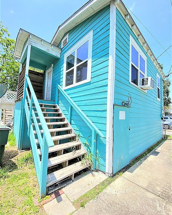 Front of Garage Apt