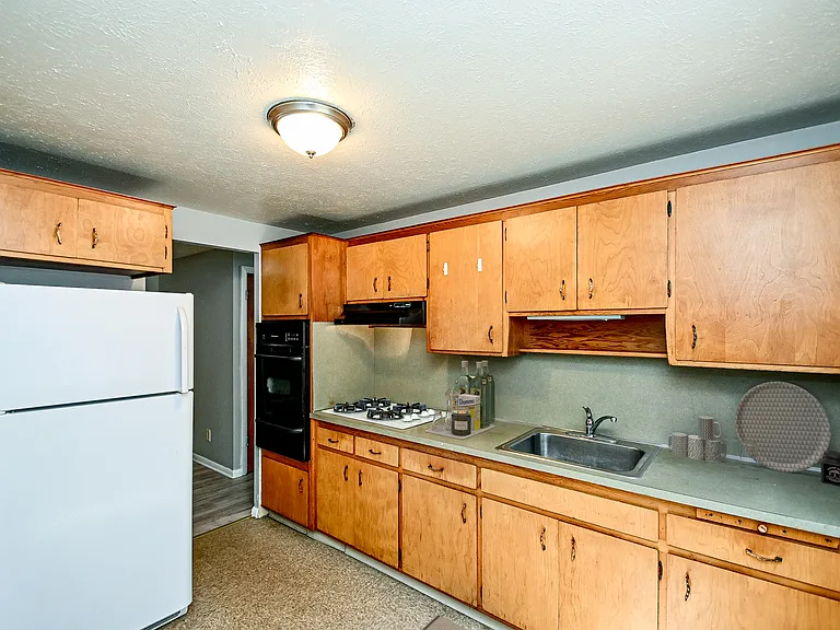 818 S Green Rd — Photo 17