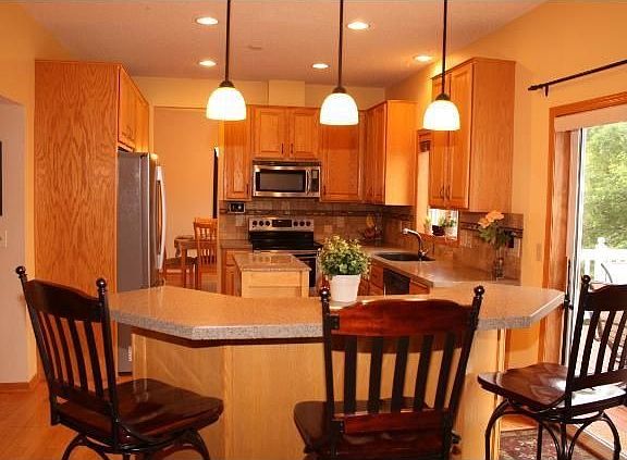 Kitchen and breakfast island