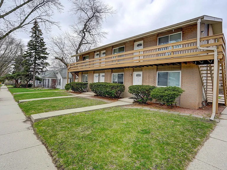 S 94th Pl — Photo 22