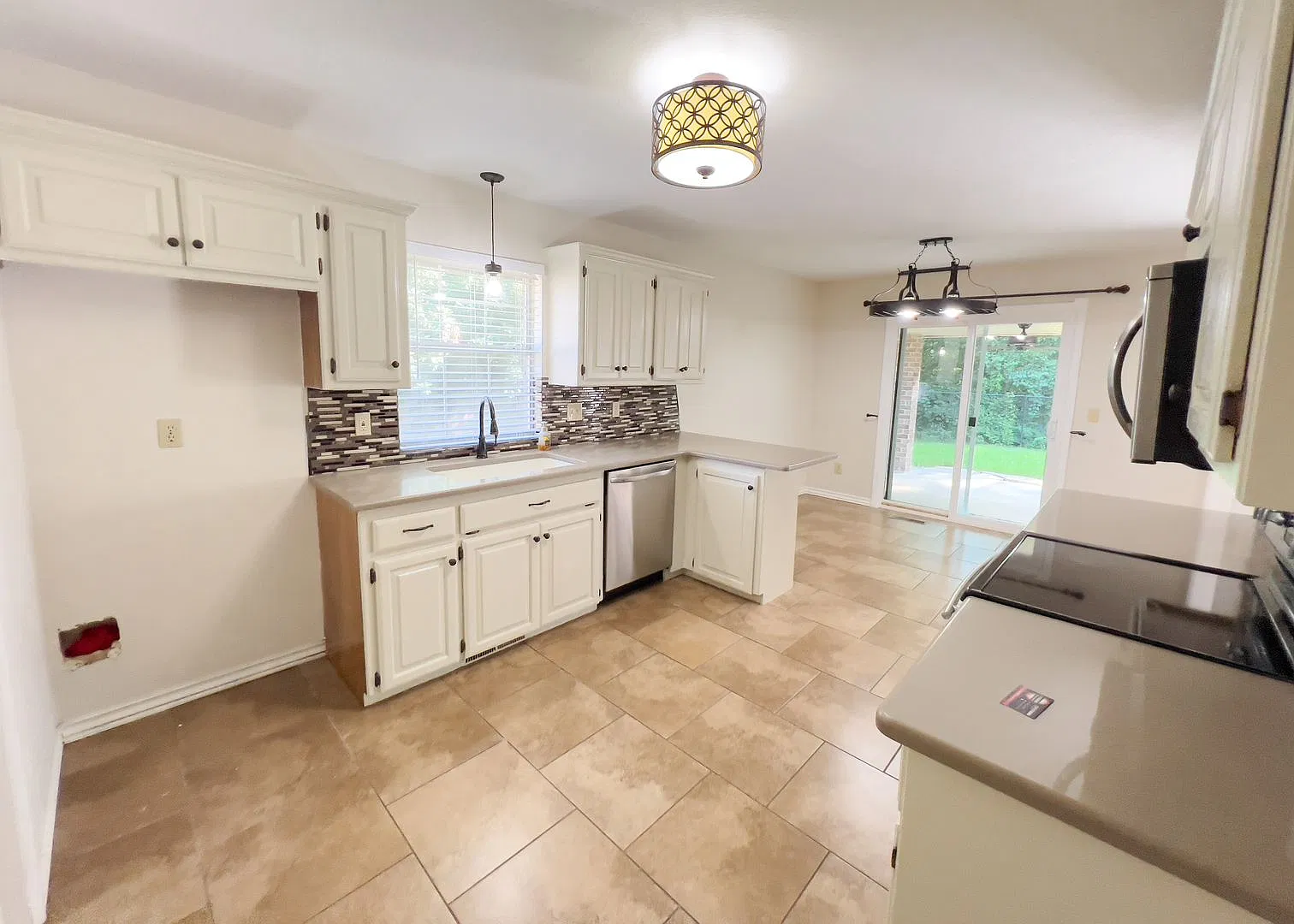 Luxurious Home, Ideal Location! — Photo 4