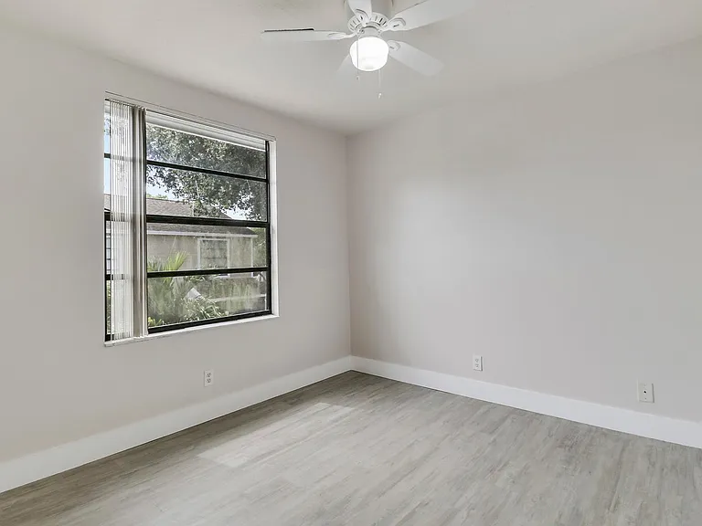 202 Lakewood Dr — Photo 4