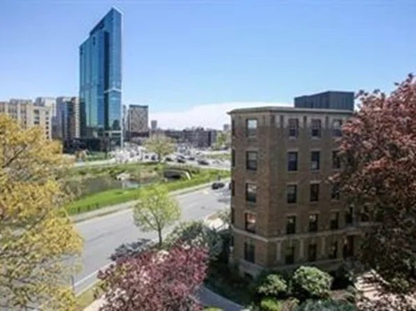 122 Riverway APT 17, Boston, MA 02215