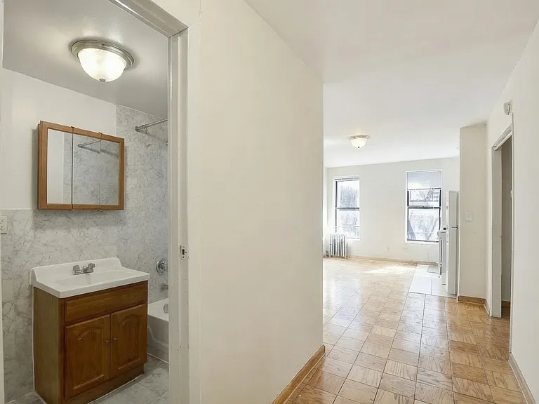 548 W 50th St #4RE — Photo 2