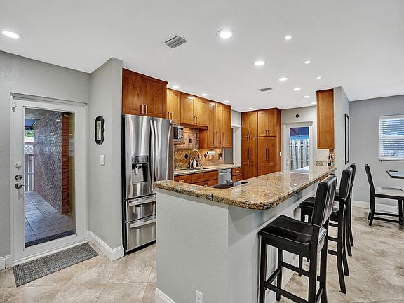 5th image of 1605 SW 10th Court