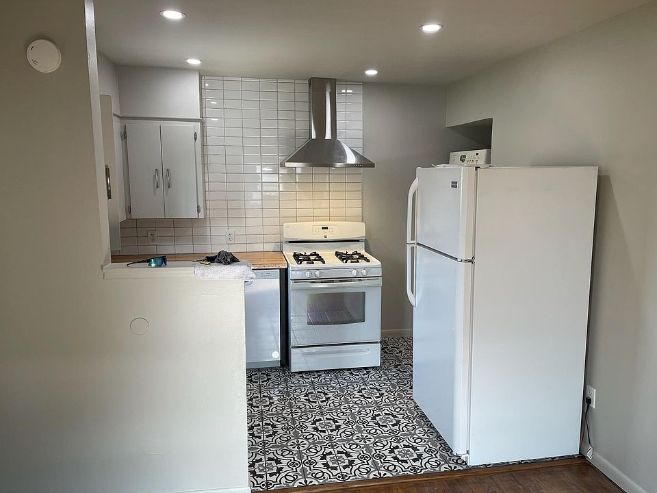 2nd image of 122 E 3rd St