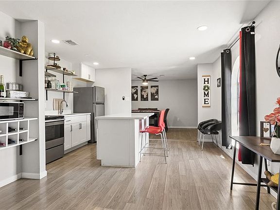 3rd image of 357 Capitol Dr
