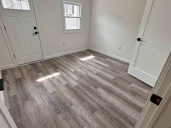 4th image of 118 Van Horne St #1