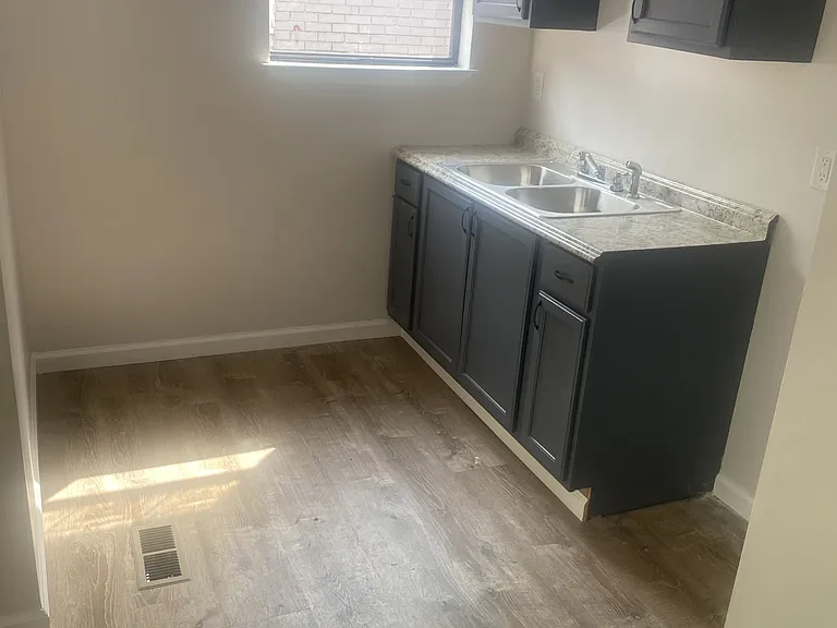 521 N Hawthorne St #A — Photo 3
