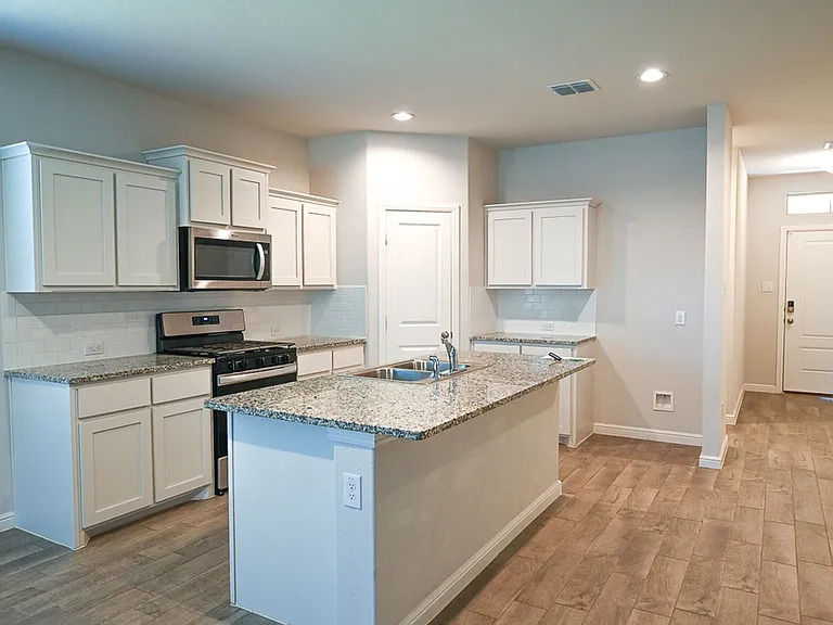 121 Hollytree Ln — Photo 3