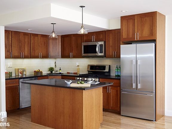 2nd image of 55 Poplar St APT Grb