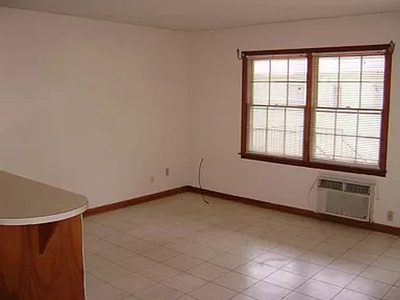 5th image of 604 N Wood Ave APT 7