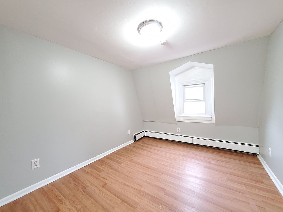 2nd image of 522 Mercer St #4E