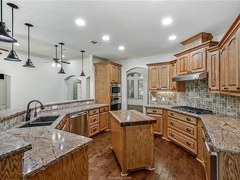 15701 Timber Creek Ln — Photo 9