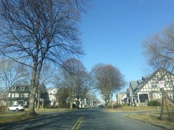 2nd image of 107 S Park Rd