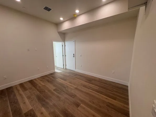 1015 W 21st Brand New Apartments