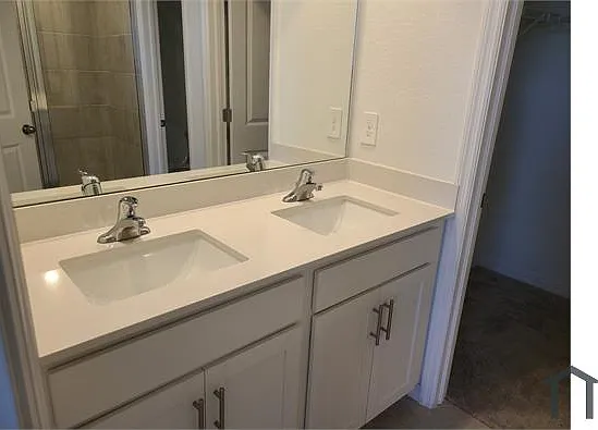 3 bed, 1352 sqft, $3,200 — Photo 2