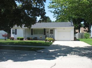 714 Mac Arthur Dr, Manitowoc, WI 54220