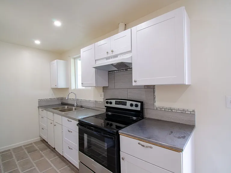 1921 N Park Ave — Photo 11