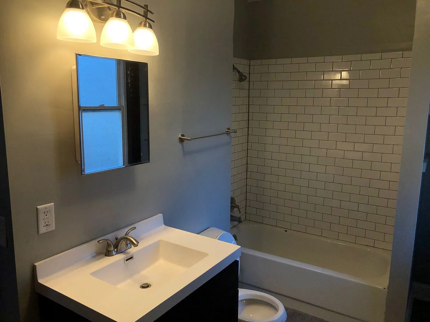 Beautiful 4 Bedroom 2 Bathroom Home in Minneapolis! — Photo 3