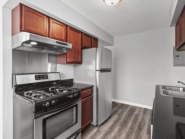 2720 Rosalyn Ct APT 202, New Hope, MN 55427