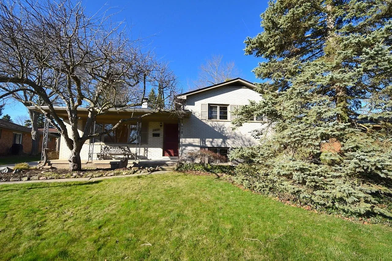 1810 Covington Dr photo 1