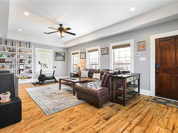 4th image of 1400 Desire St