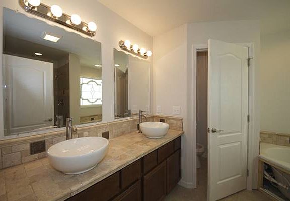 4th image of 2106 W Meadow Ln