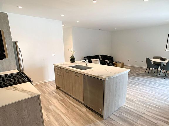 5th image of 2537 W Fullerton Ave #404